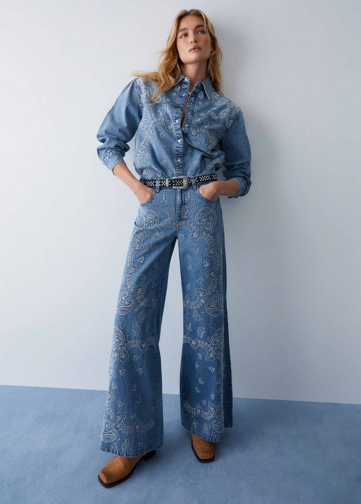FLARED JEANS WITH EMBROIDERY