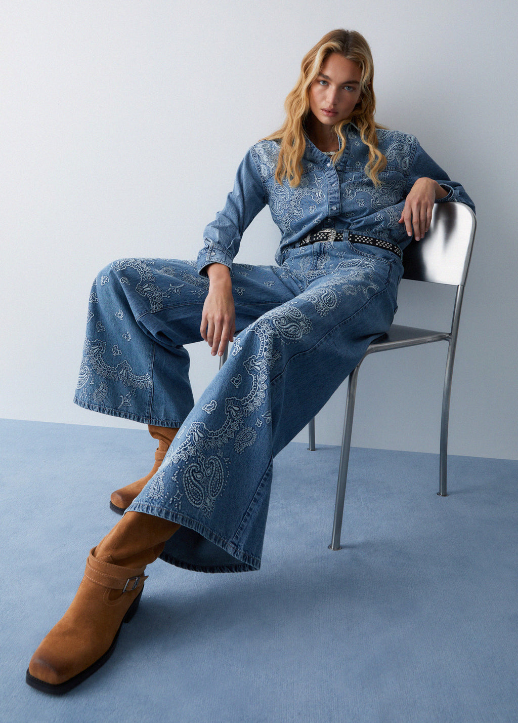 FLARED JEANS WITH EMBROIDERY