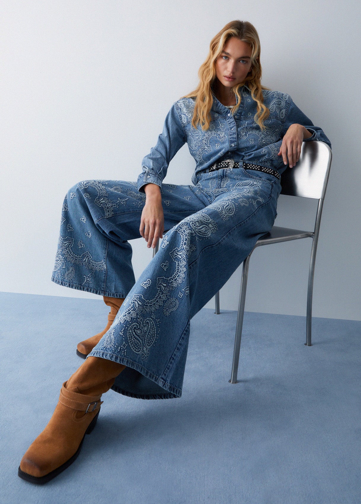 FLARED JEANS WITH EMBROIDERY